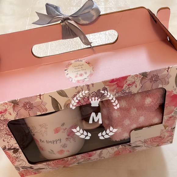 BE HAPPY CERAMIC MUG & CREW ULTRA PLUSH SOCKS HOLIDAY GIFE SET - Picture 7 of 7